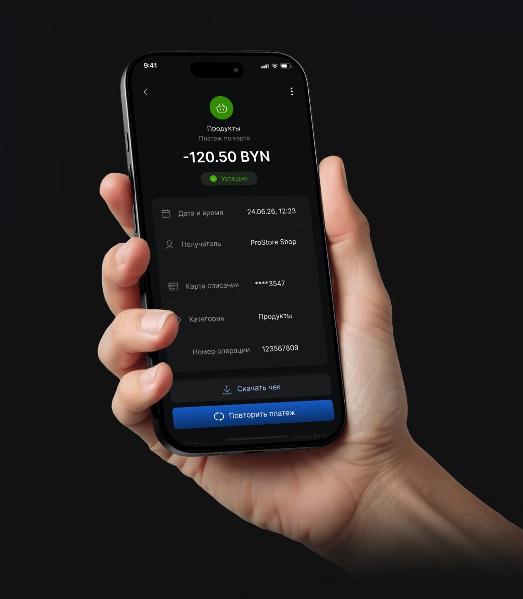 Рука держит iPhone с карточкой операции Moby: дата и время, получатель, карта списания, категория