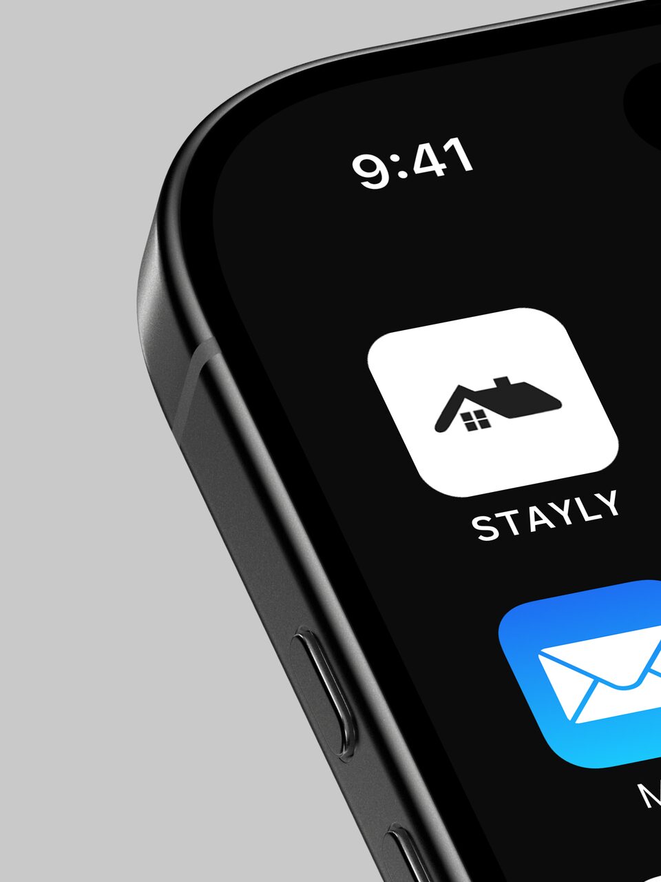 Иконка приложения STAYLY — белый домик на чёрном — на домашнем экране iPhone крупным планом